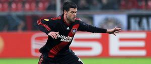 Leverkusens Michael Ballack im Zweikampf mit Sebastian Blanco von Europa-League-Gegner Metalist Charkow.