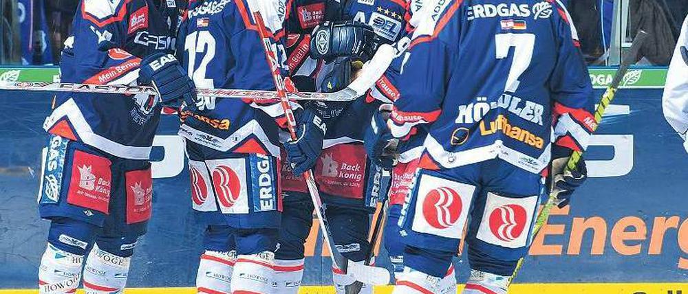 Verschworene Truppe. Die Eisbären dominierten die Saison und streben den fünften Titel innerhalb von sechs Jahren an. Foto: p-a/City-Press