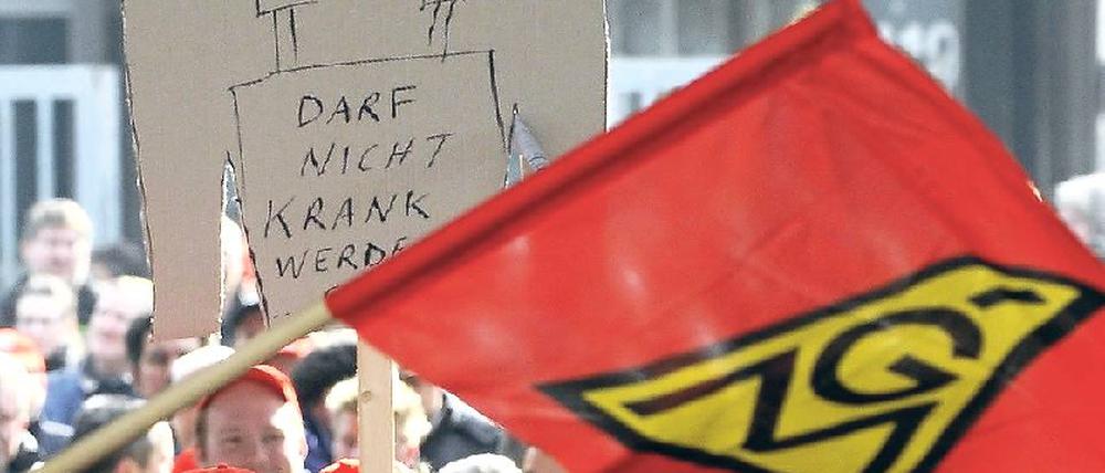 Kündigung im Krankeitsfall? Rund 200 000 Metaller gingen am Donnerstag auf die Straße.