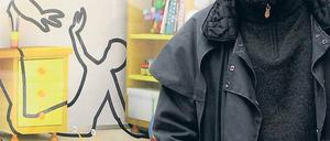 Bekanntester Meteorologe Deutschlands. Der Schweizer Jörg Kachelmann gilt als Vermarktungsgenie in eigener Sache. Er moderiert Wetter, Talkshows, macht Werbung für Produkte – und für gute Zwecke, wie hier für eine Aktion gegen Gewalt gegen Kinder mit dem Slogan „Gewalt hinterlässt Spuren“. Foto: dpa