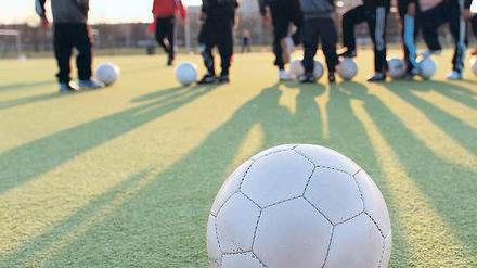 Kinder stark machen. Kinder und Jugendliche, die sich in der Öffentlichkeit und in Vereinen bewegen, sind gefährdet. Vertrauen in die eigene Persönlichkeit und die eigenen Fähigkeiten sind der beste Schutz. Foto: Caro / Sorge