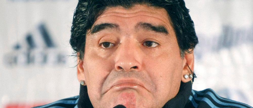 Hund beißt Maradona ins Gesicht