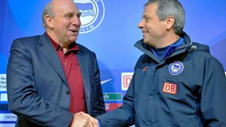 Dieter Hoeneß (links) trifft heute als Geschäftsführer des VfL Wolfsburg auf Borussia Mönchengladbach und Herthas ehemaligen Trainer Lucien Favre.