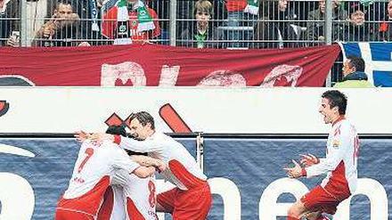 Eintreffen zum Jubeln. Kölns Spieler freuen sich über das 2:0 von Petit. Foto: dpa