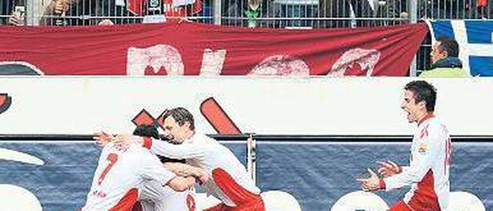 Eintreffen zum Jubeln. Kölns Spieler freuen sich über das 2:0 von Petit. Foto: dpa