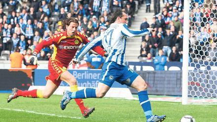 Noch eine Chance vergeben. Herthas Stürmer Theofanis Gekas legt sich gegen Dortmunds Torhüter Roman Weidenfeller den Ball zu weit vor. Foto: Reuters