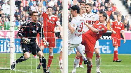 Protestnote. Bayerns Mark van Bommel (2.v.l.) sah Cacaus Flanke im Aus. Doch Ciprian Maricas 2:1-Treffer (3.v.l.) zählte. Foto: dpa