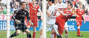 Protestnote. Bayerns Mark van Bommel (2.v.l.) sah Cacaus Flanke im Aus. Doch Ciprian Maricas 2:1-Treffer (3.v.l.) zählte. Foto: dpa
