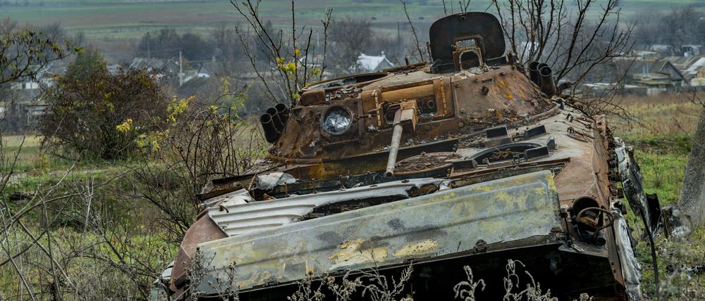 Ein zerstörter russischer Panzer steht am Rande von Iwaniwka, einem von der ukrainischen Armee nach der russischen Besetzung befreiten Dorf in der Provinz Cherson.