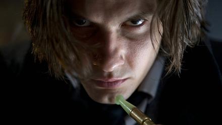 Schönling auf Abwegen. Dorian Gray (Ben Barnes) im Opiumrausch.