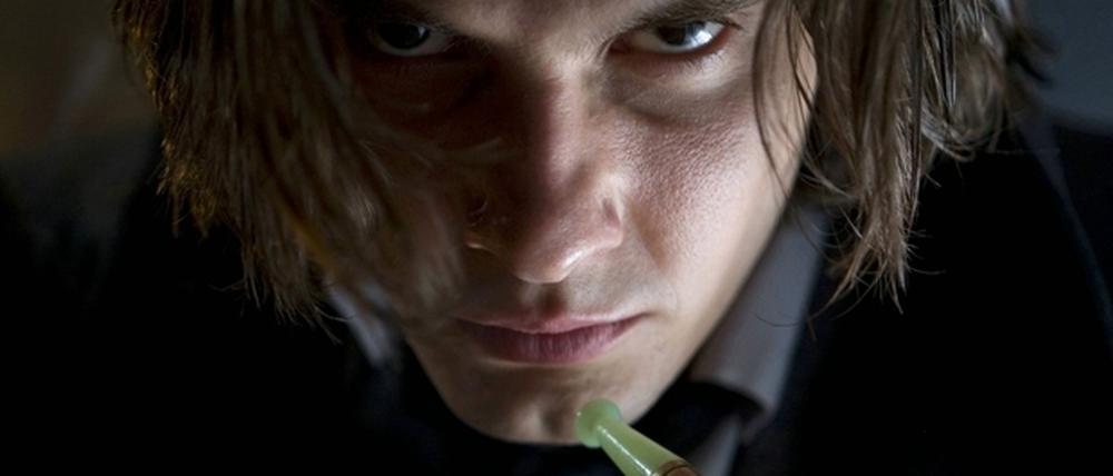 Schönling auf Abwegen. Dorian Gray (Ben Barnes) im Opiumrausch.