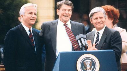 Weltmännisch und volksnah - Richard von Weizsäcker glänzte als Regierender Bürgermeister in beiden Disziplinen. Hier beim Besuch dese US-Präsidenten Ronald Reagan mit Bundeskanzler Helmut Schmidt im Jahr 1982.