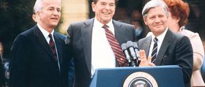 Weltmännisch und volksnah - Richard von Weizsäcker glänzte als Regierender Bürgermeister in beiden Disziplinen. Hier beim Besuch dese US-Präsidenten Ronald Reagan mit Bundeskanzler Helmut Schmidt im Jahr 1982.