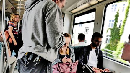 Berlin, öffentlicher Nahverkehr: Schwarzfahren, Schwarzfahrer, Kontrolle Ticketkontrolle, Fahrscheinkontrolle, Kontrolleure ÖPNV

Berlin public Public transport black Black drivers Control Ticket control Ticket control Inspectors Public transport  