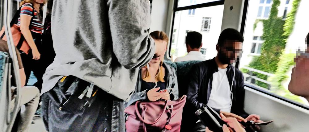 Berlin, öffentlicher Nahverkehr: Schwarzfahren, Schwarzfahrer, Kontrolle Ticketkontrolle, Fahrscheinkontrolle, Kontrolleure ÖPNV
Berlin public Public transport black Black drivers Control Ticket control Ticket control Inspectors Public transport