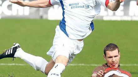 Bis zum Umfallen. Hansas Kevin Schöneberg macht es vor. Foto: dpa