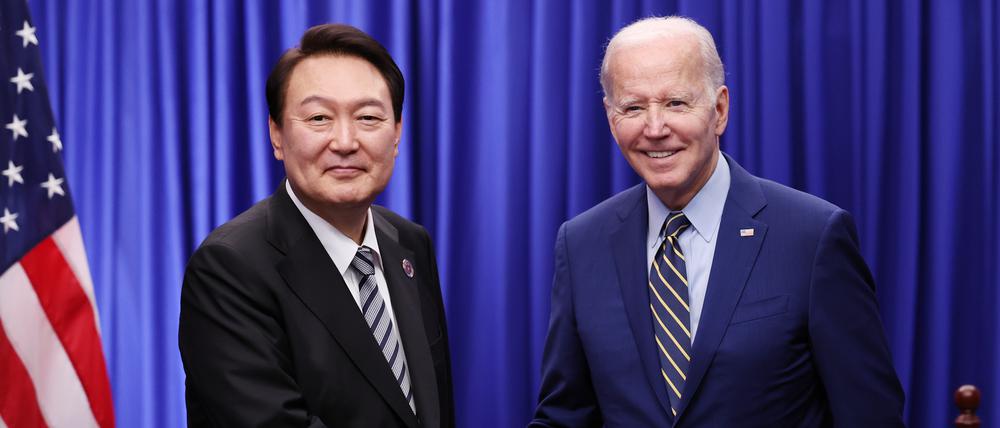 Yoon Suk-yeol, Präsident von Südkorea, und Joe Biden, Präsident der USA, beim Gipfel des südostasiatischen Staatenverbundes.