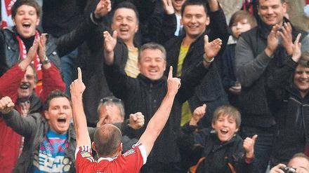 Verliebt in Bayern. Der dreifache Torschütze Arjen Robben und das Münchner Publikum zeigen sich ihre Zuneigung. Foto: ddp