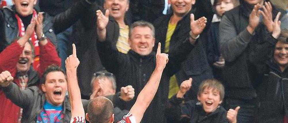 Verliebt in Bayern. Der dreifache Torschütze Arjen Robben und das Münchner Publikum zeigen sich ihre Zuneigung. Foto: ddp