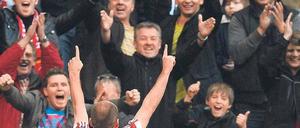 Verliebt in Bayern. Der dreifache Torschütze Arjen Robben und das Münchner Publikum zeigen sich ihre Zuneigung. Foto: ddp