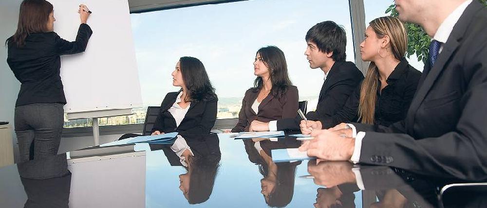 Mehrwert. Viele Firmen locken mit Entwicklungsmöglichkeiten. Dazu gehören Managementprogramme und Weiterbildung. Foto: dpa