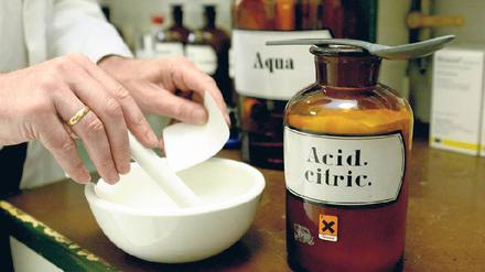 Gute alte Zeiten. Selbst gemixt wird in den Apotheken heutzutage nur noch selten. Wenn aber, dann hat der Kunde ein Recht auf die genaue Rezeptur. Foto: ddp