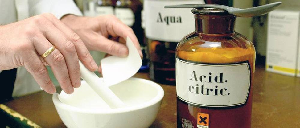 Gute alte Zeiten. Selbst gemixt wird in den Apotheken heutzutage nur noch selten. Wenn aber, dann hat der Kunde ein Recht auf die genaue Rezeptur. Foto: ddp