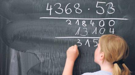 Hilfestellung. Die Klassen in Förderzentren, wie Sonderschulen mittlerweile heißen, sind klein, aber nicht heterogen. Jeder Schüler braucht besondere Aufmerksamkeit, ob ADHS, Leseschwäche oder schwieriges Elternhaus. Dafür bedarf es besonderer Qualifikationen. Foto: ddp