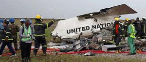 Helfer sichten die Trümmer an der Absturzstelle in Kongos Hauptstadt Kinshasa.