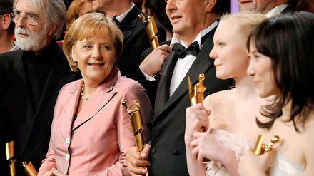 Regisseur Michael Haneke (l.), Bundeskanzlerin Angela Merkel, Filmproduzent Bernd Eichinger und die Schauspielerinnen Maria Victoria Dragus und Sibel Kekilli bei der Verleihung des Deutschen Filmpreises.