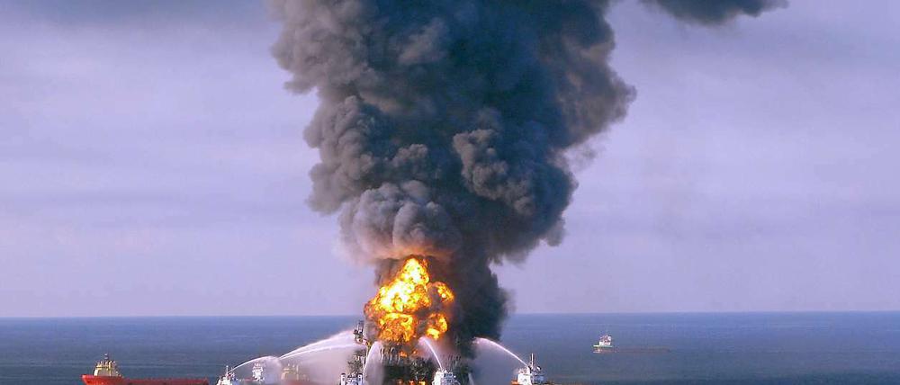 Vergeblicher Löschversuch. Die US-Bohrinsel "Deepwater Horizon" ist im Meer versunken.