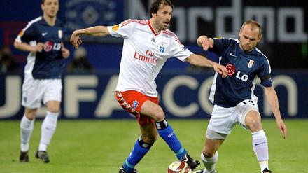 Ruud van Nistelrooy im Duell mit Fulhams Danny Murphy.