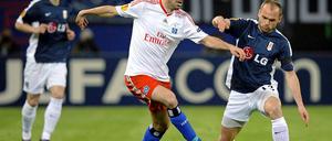 Ruud van Nistelrooy im Duell mit Fulhams Danny Murphy.