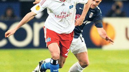 Dicht dran. Ruud van Nistelrooy (l.) und der HSV hatten Mühe mit Fulham. Foto: dpa
