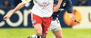 Dicht dran. Ruud van Nistelrooy (l.) und der HSV hatten Mühe mit Fulham. Foto: dpa
