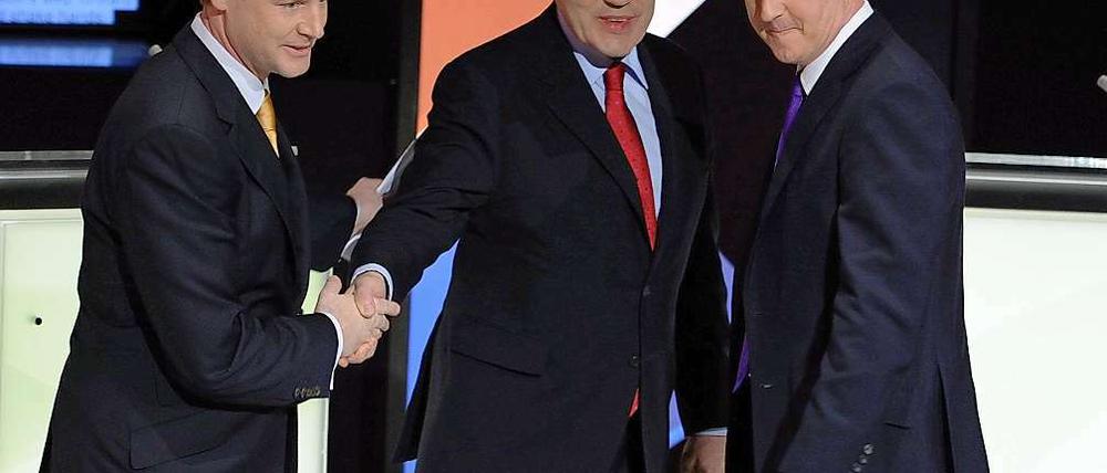 Gespielte Freundlichkeit. Bei der zweiten TV-Debatte in Großbritannien gerieten die Parteichefs Clegg (l.), Brown und Cameron (r.) desöfteren aneinander.
