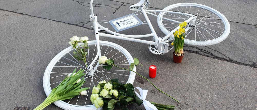 Wo im Berliner Verkehr Radfahrer sterben, stellen Aktivisten Geisterräder auf.