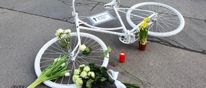 Wo im Berliner Verkehr Radfahrer sterben, stellen Aktivisten Geisterräder auf.