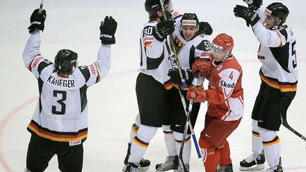 So sehen Sieger aus. Die deutschen Spieler bejubeln ihren Erfolg über Dänemark.