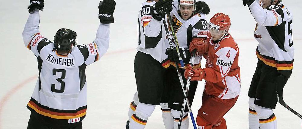 So sehen Sieger aus. Die deutschen Spieler bejubeln ihren Erfolg über Dänemark.