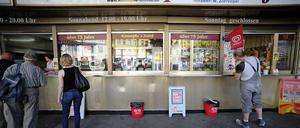 Auch künftig wird es wohl Konnopkes Currywurst an der Eberswalder Straße geben.