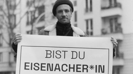 Auf der Suche. Mit diesem Plakat war John Kolya Reichart auf der Eisenacher Straße unterwegs.