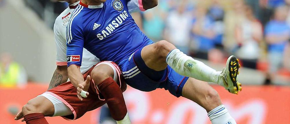 Das tut weh. Kevin-Prince Boateng foult Michael Ballack so rüde, dass der nicht weiterspielen kann.