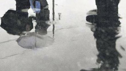 Geduld im Dauerregen. Viele Touristen verbringen das lange Brückentagswochenende in Berlin und ließen sich – wie hier vor dem Martin-Gropius-Bau – die Laune trotz des miesen Wetters nicht verderben. Drinnen wurden sie mit Wärme und Kulturgenuss in der Frida-Kahlo-Ausstellung belohnt. 