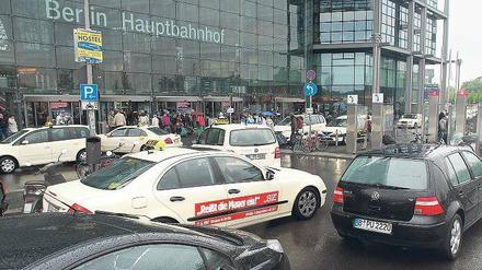 Kaum Platz. Taxis und Privatautos kommen sich auf der schmalen Zufahrt am Europaplatz ständig in die Quere. Trotz eines Halteverbots wird dort geparkt. Taxifahrer dürfen in diesem Bereich Fahrgäste nur aussteigen lassen, der Einstieg ist woanders. 