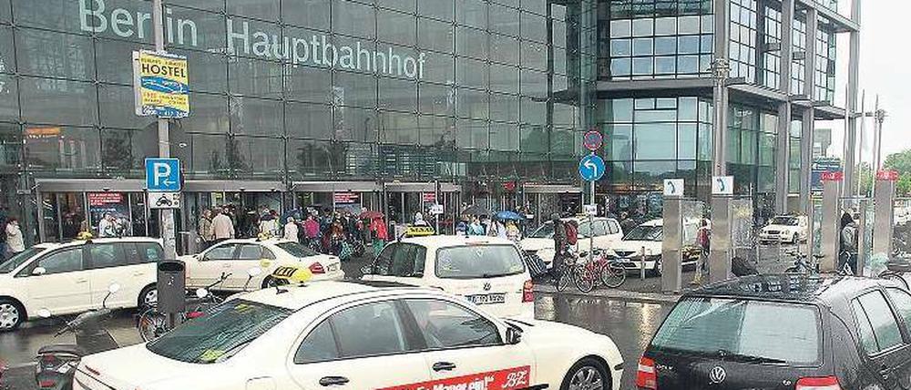 Kaum Platz. Taxis und Privatautos kommen sich auf der schmalen Zufahrt am Europaplatz ständig in die Quere. Trotz eines Halteverbots wird dort geparkt. Taxifahrer dürfen in diesem Bereich Fahrgäste nur aussteigen lassen, der Einstieg ist woanders. 