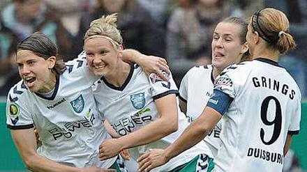 Duisburgs Annike Krahn (v.l.), Alexandra Popp, Simone Laudehr und Inka Grings jubeln über das 1:0.