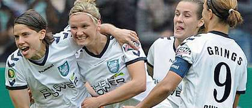 Duisburgs Annike Krahn (v.l.), Alexandra Popp, Simone Laudehr und Inka Grings jubeln über das 1:0.