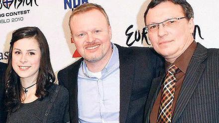 Unser Trio für Oslo. Lena Meyer-Landrut wird Deutschland beim „Eurovision Song Contest“ vertreten. Stefan Raab (Mitte) hat sie mit entdeckt. ARD-Programmchef Volker Herres freut sich für beide und am meisten über den Erfolg für das Erste.Foto: Davids/Siewert