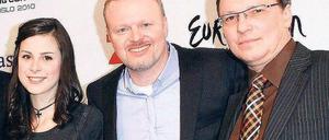 Unser Trio für Oslo. Lena Meyer-Landrut wird Deutschland beim „Eurovision Song Contest“ vertreten. Stefan Raab (Mitte) hat sie mit entdeckt. ARD-Programmchef Volker Herres freut sich für beide und am meisten über den Erfolg für das Erste.Foto: Davids/Siewert